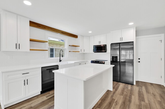 Building Photo - 1066 Poplar St Unit 1066 Poplar Street Lower Rental