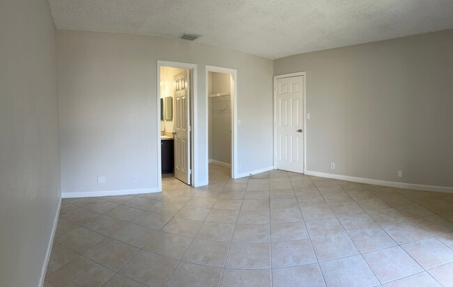 Photo - Limited Time Promo: up to 3 months off! Unit 11565-A2 - Westmount