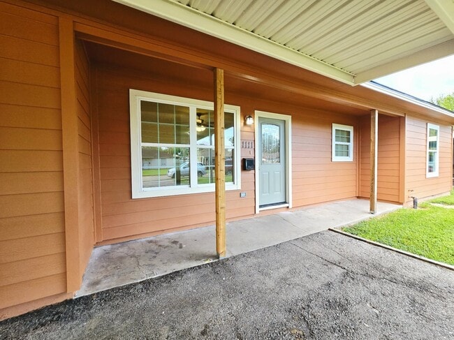 Photo - 1111 Belshire Rd