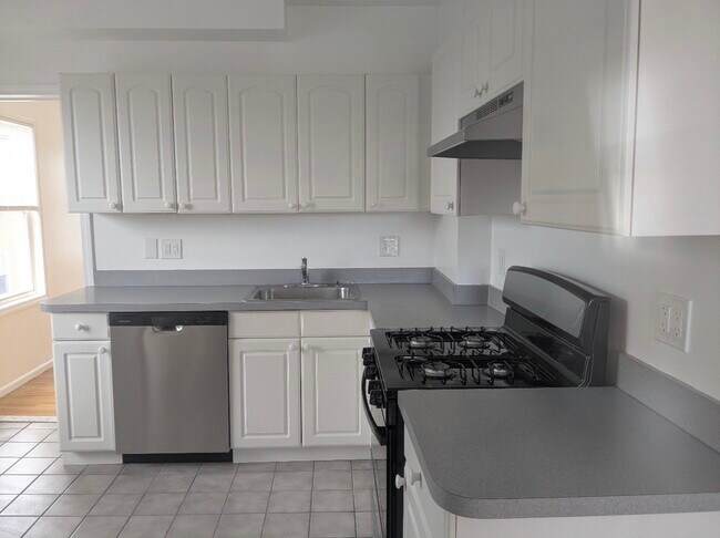 Photo - 8 Pearl St Unit 4 Bed June 2027