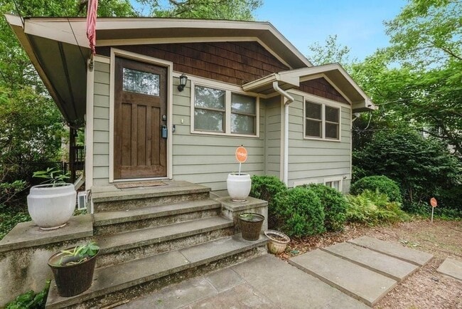 Photo - 677 Holmes St NW