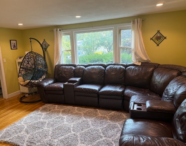 Photo - 72 Grassland St