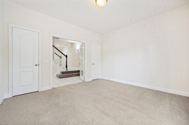 Photo - 572 Waterloo Dr