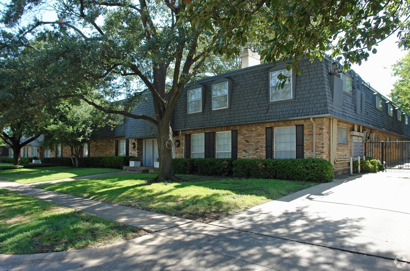 Photo - 4320-4330 Travis St