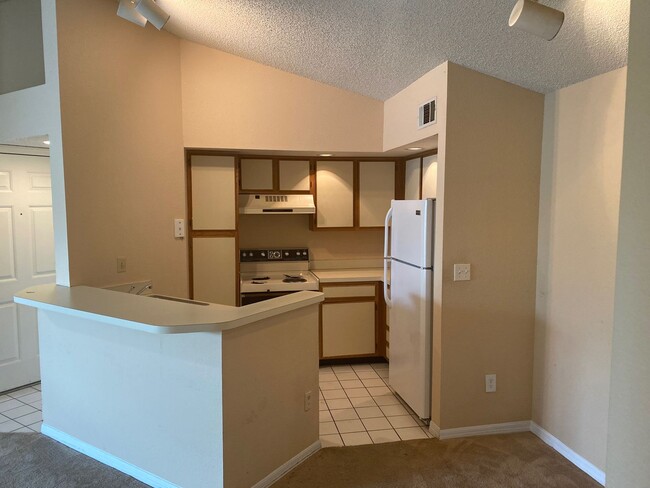 Building Photo - Venetian Place -  833 Unit 833