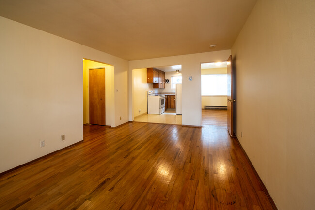 Living Room - 922 10th Ave E Apartments