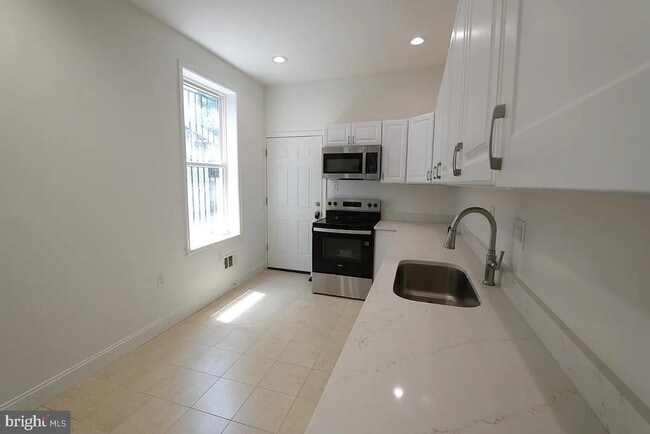 Building Photo - 2420 N Reese St