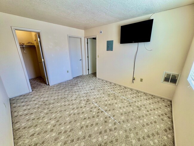 Dormitorio con armario y acceso al baño. - 100 Pulsipher Ln Unidad 4201
