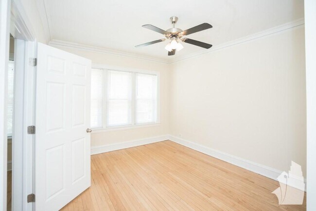 5208 N Leavitt St Unit 2