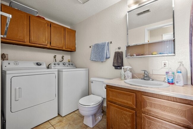 Photo - 72 W 880 N