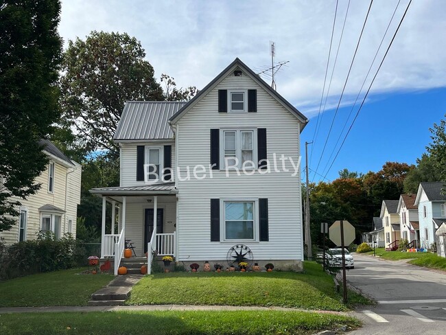 Three Beds, One and a Half Baths - Three Beds, One and a Half Baths Casa