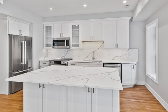 Building Photo - 935 W Winona St Unit N1