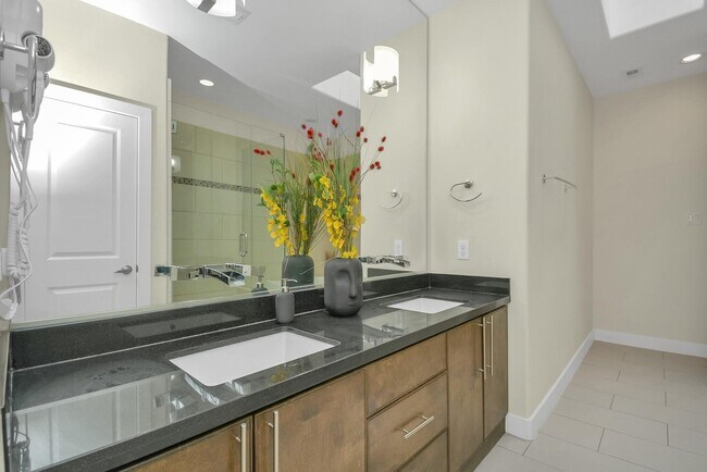 Photo - 4608 Nett St Unidad D