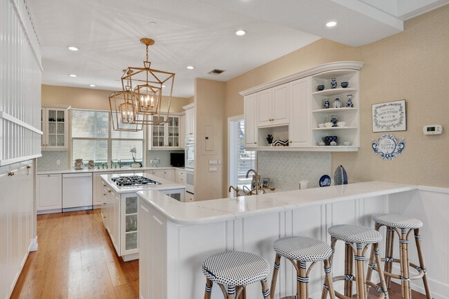 Photo - 121 Damfino St