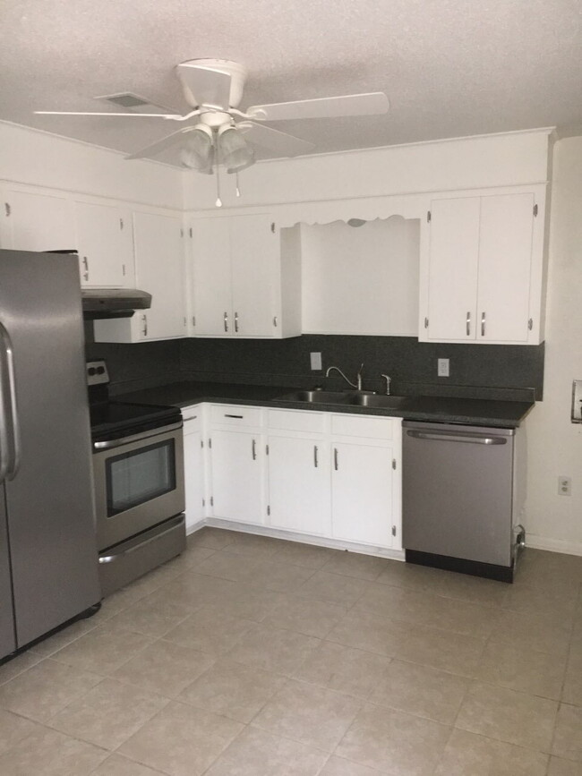 Building Photo - 2 Bedroom 1 bath apartment Unit 104