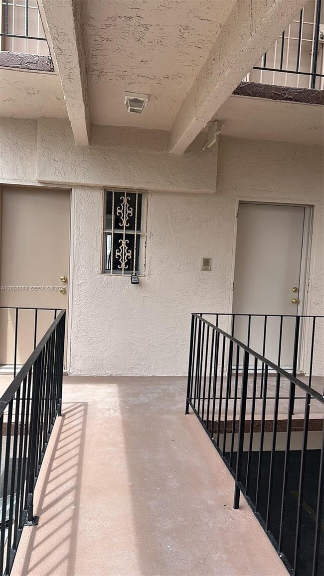 Building Photo - 1950 W 54th St Unit 115