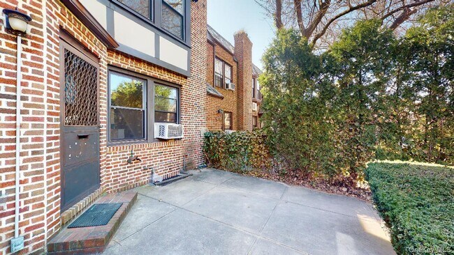 Photo - 68-24 Juno St