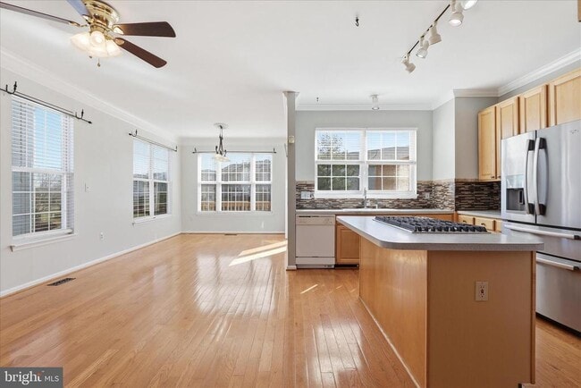 Photo - 8731 Farnham Way