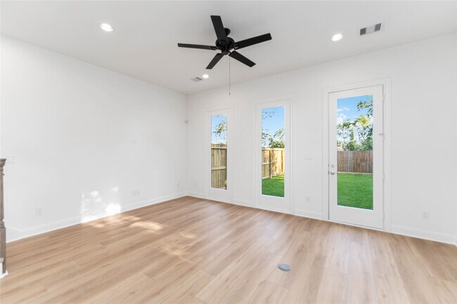 Photo - 5119 Briscoe St