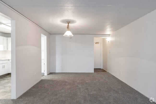 2BR, 1BA - 925SF