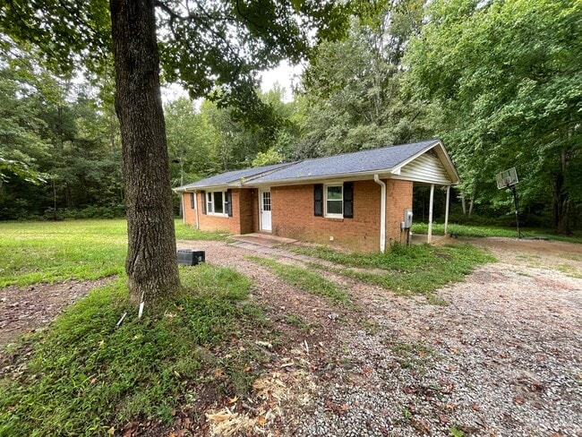 Building Photo - Updated 3 BD / 2.5 BA House on 1 Acre in Hillsborough!