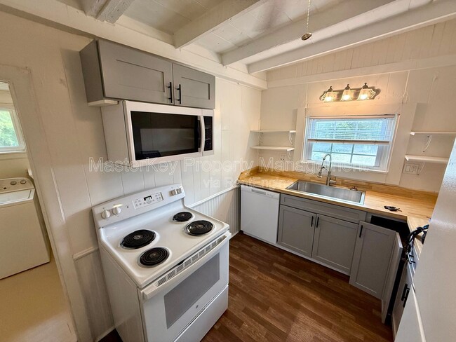 Photo - 302 Raynor St