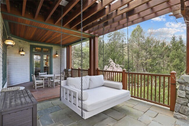 Photo - 10 Upland Rd N