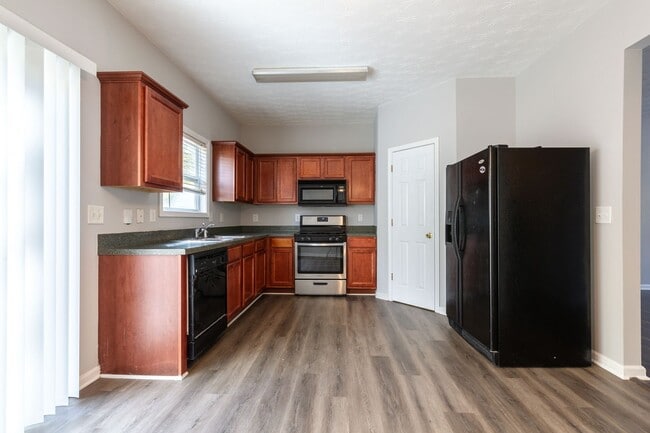 Photo - 4 Bedroom/2.5 Bath Townhouse!