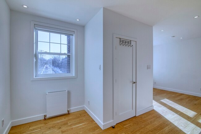 Photo - 4715 Chem. Queen Mary Unité 20