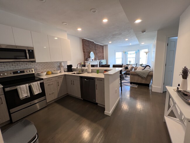 Building Photo - 1424 Beacon St Unit 4 Rental