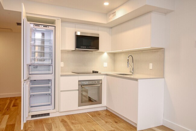 Building Photo - 3460 Rue Peel Unit 314