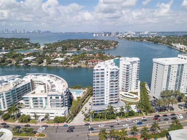 Building Photo - 6700 Indian Creek Dr Unit 402