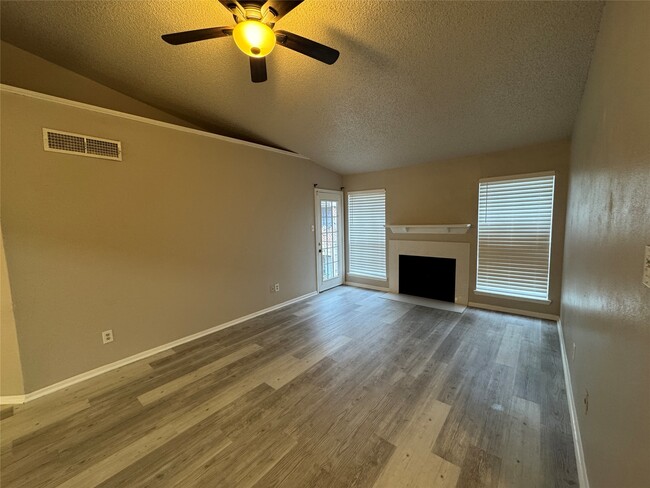 Building Photo - 10101 S Gessner Rd Unit 305