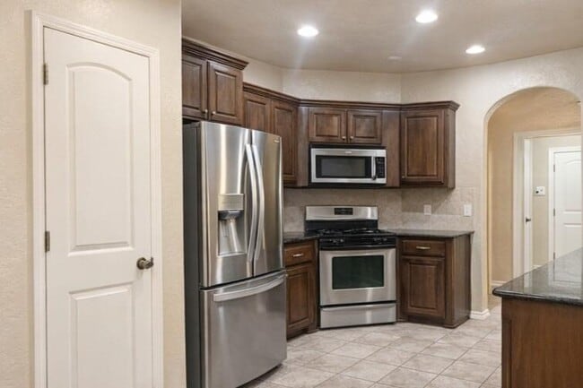 Photo - 832 Carol Ann Pl