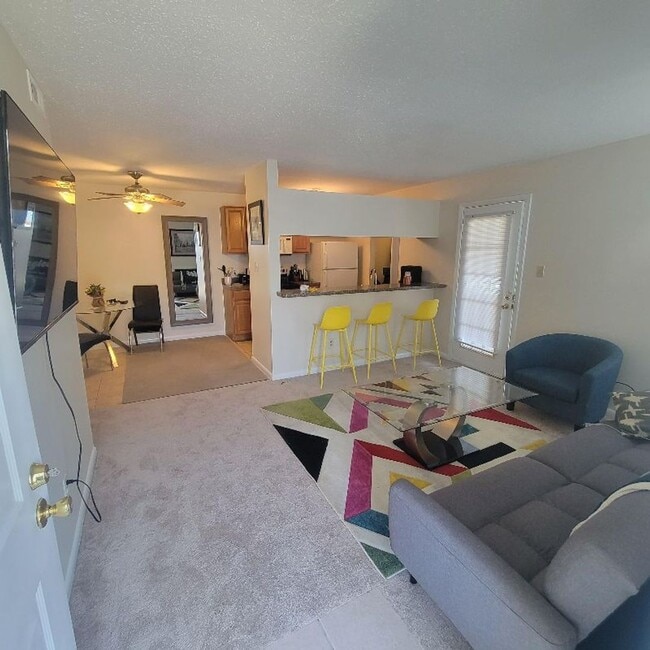 Photo - ***2 BED Condo Centrally located!!