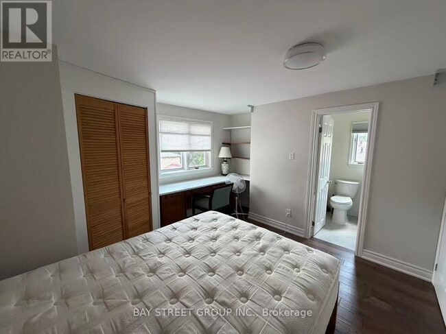 Photo - 19 Dunsfold Dr