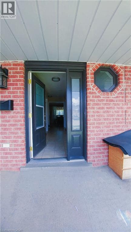 Photo - 206 Northmanor Crescent