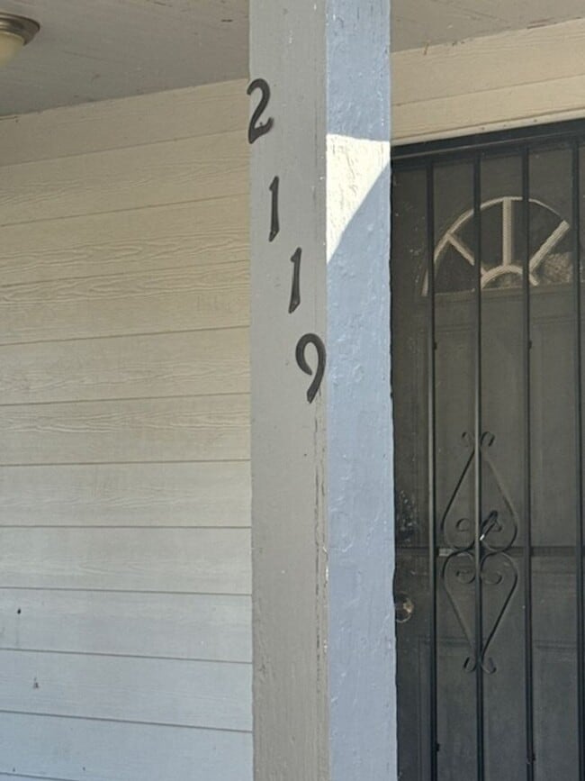 Building Photo - Fully Renovated House