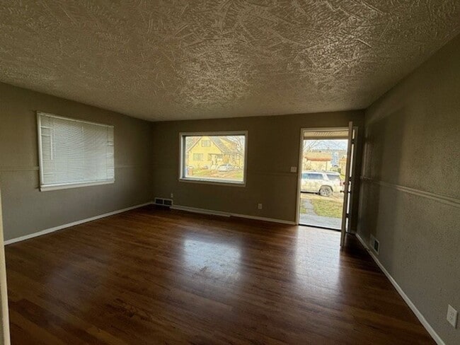Photo - 3 Bedroom Hardwood Floor House