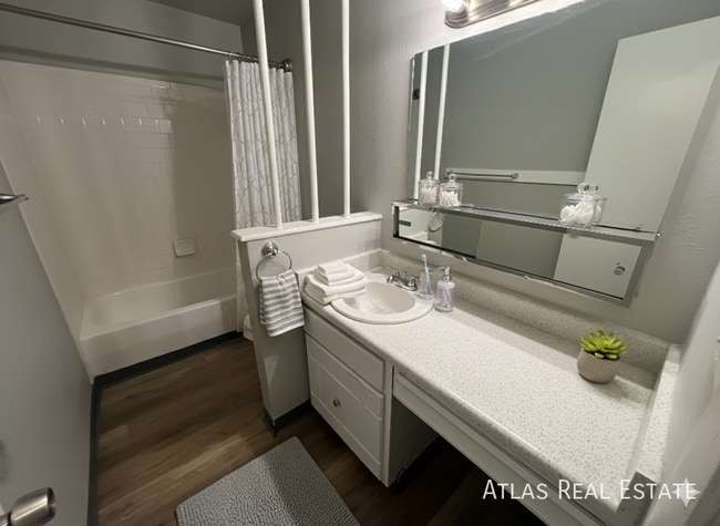 Photo - 1017 Delaware Dr Unit 4