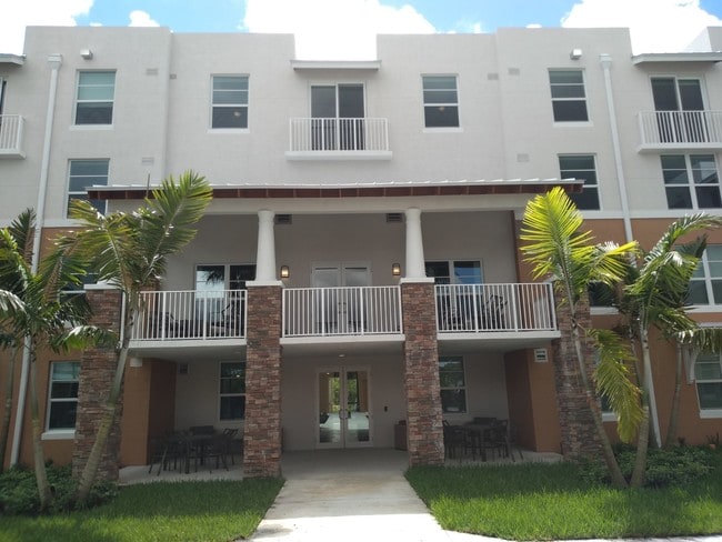 Photo - Douglas Gardens V - NO VACANCY