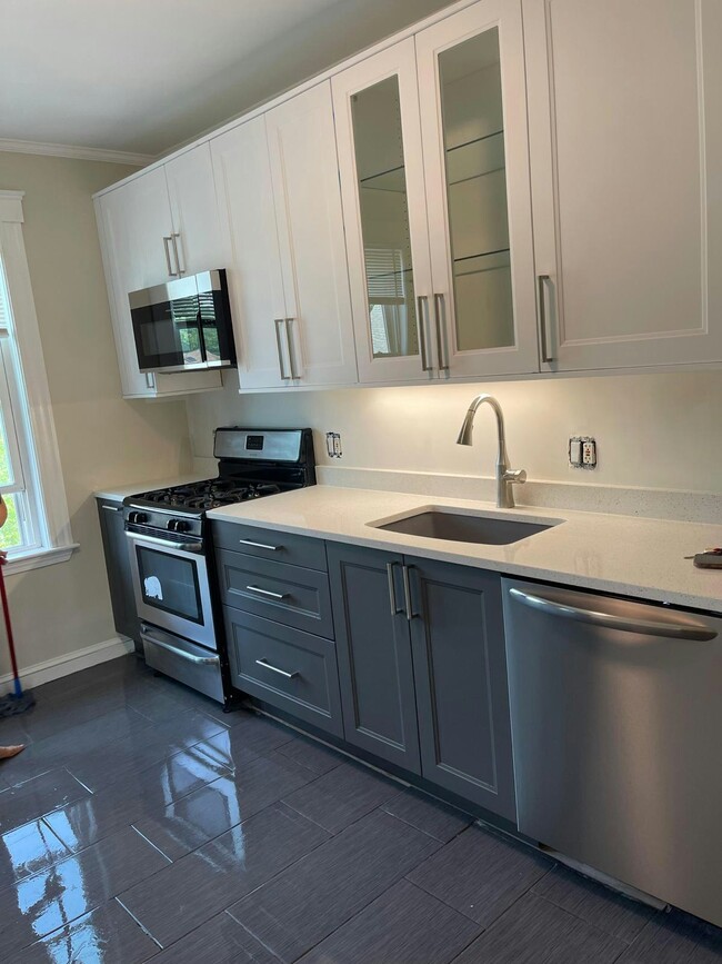 Building Photo - 240 Allston St Unit 3