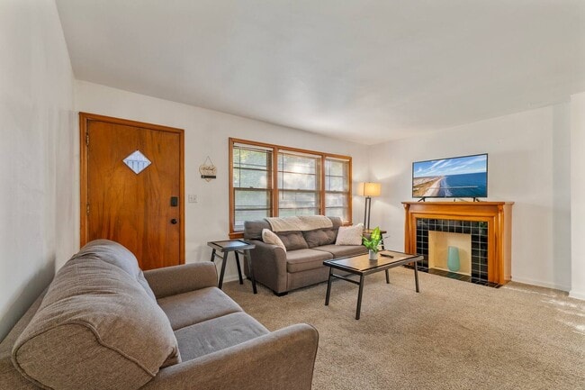 Building Photo - 2110 N Hood St Rental