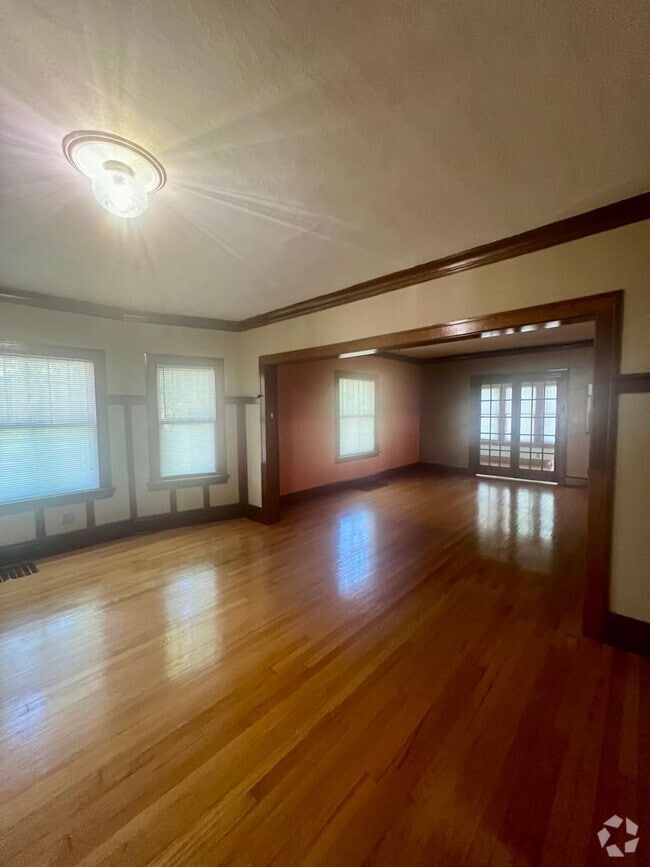 Building Photo - 301 S Chicago Ave Unit Lower Rental
