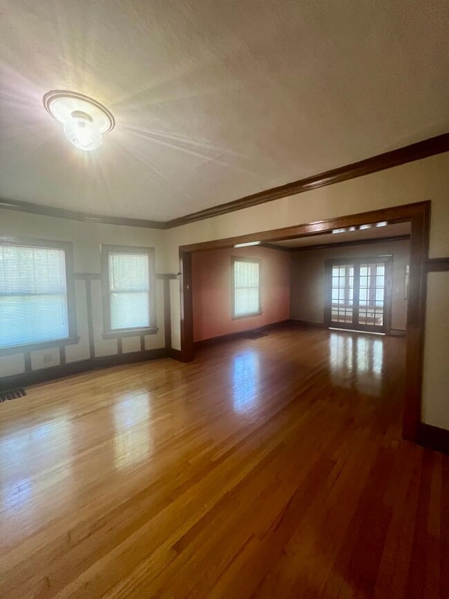 Photo - 301 S Chicago Ave Apartment Unit Lower