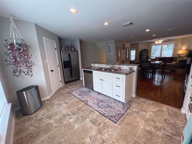Photo - 1728 Bevis St