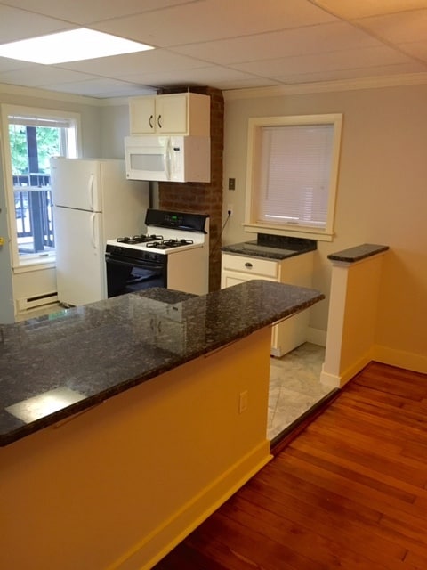 Building Photo - 277 Pleasant St Unit #2R