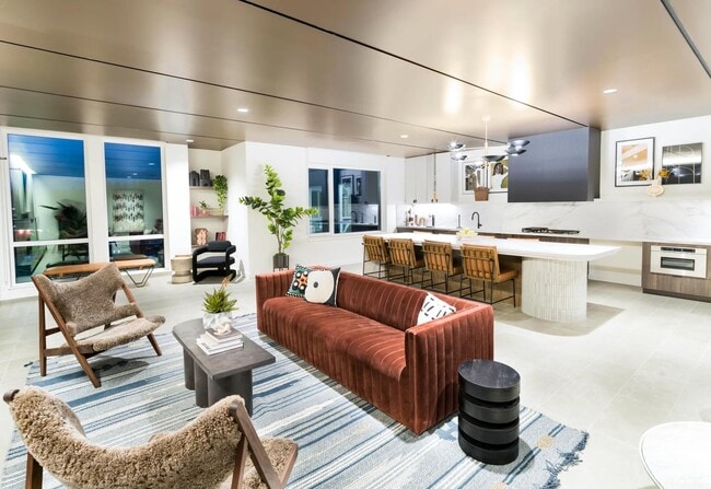 Nuestro amplio salón club cuenta con cómodos asientos, una acogedora chimenea y una cocina moderna, perfecta para recibir invitados o relajarse.