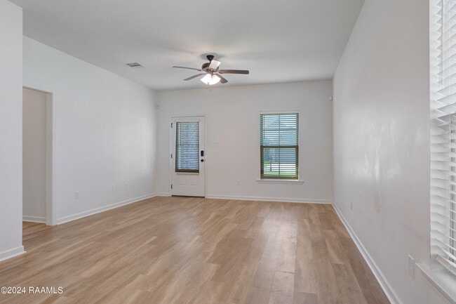 Photo - 524 Elwick Dr