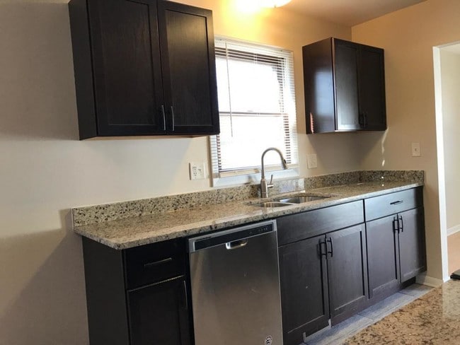 Photo - 2372 Crescent Ln S